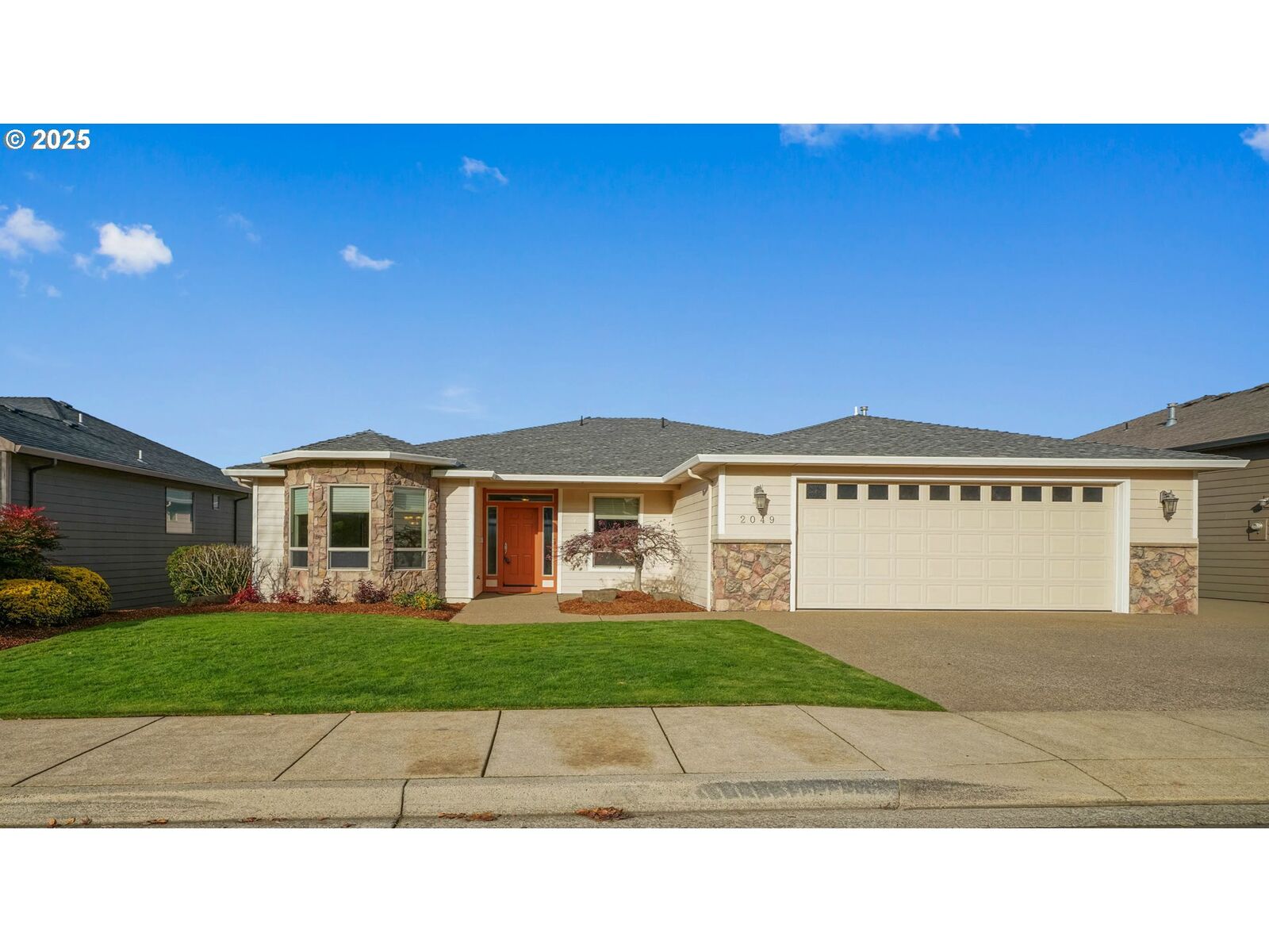 Property Photo:  2049 Limestone Ave  OR 97306 