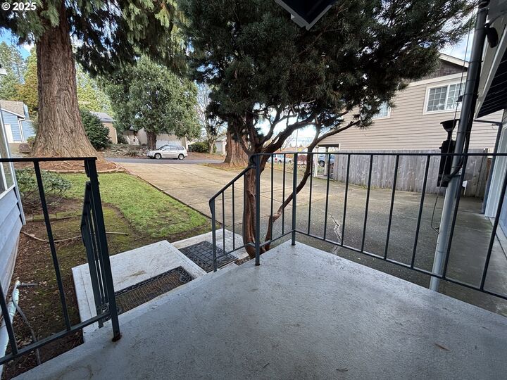 Property Photo:  890 Alvina St SE  OR 97306 