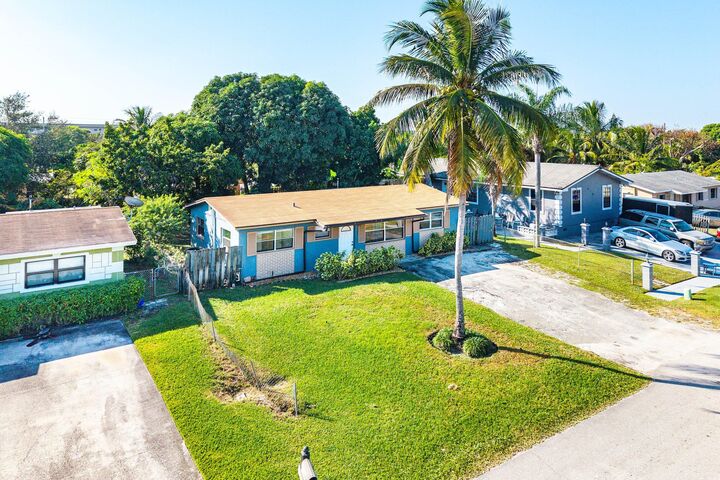 Property Photo: 350 NE 27th Court FL 33435