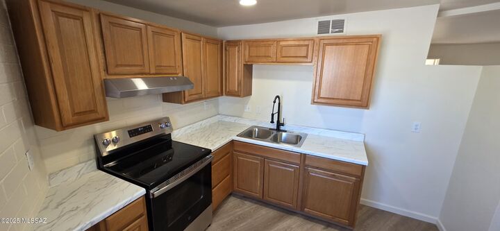 1507 W Roger Road  Tucson AZ 85705 photo