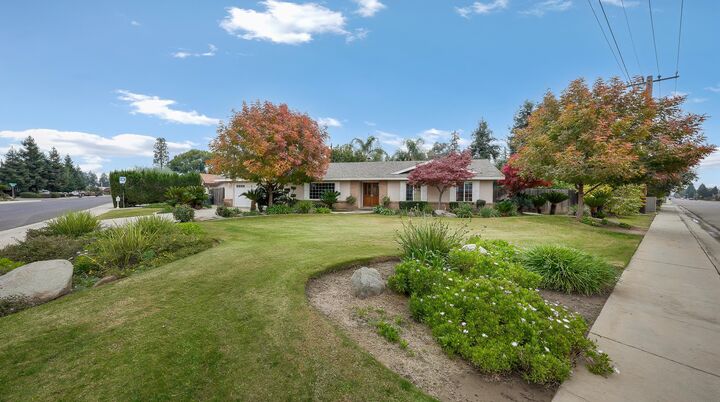 Property Photo:  2113 E Paradise Avenue  CA 93292 