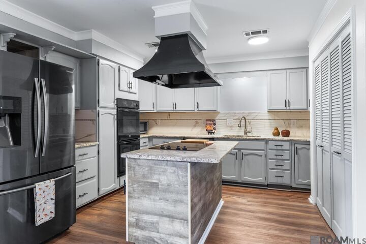 Property Photo:  2406 Shadowbrook Dr  LA 70816 