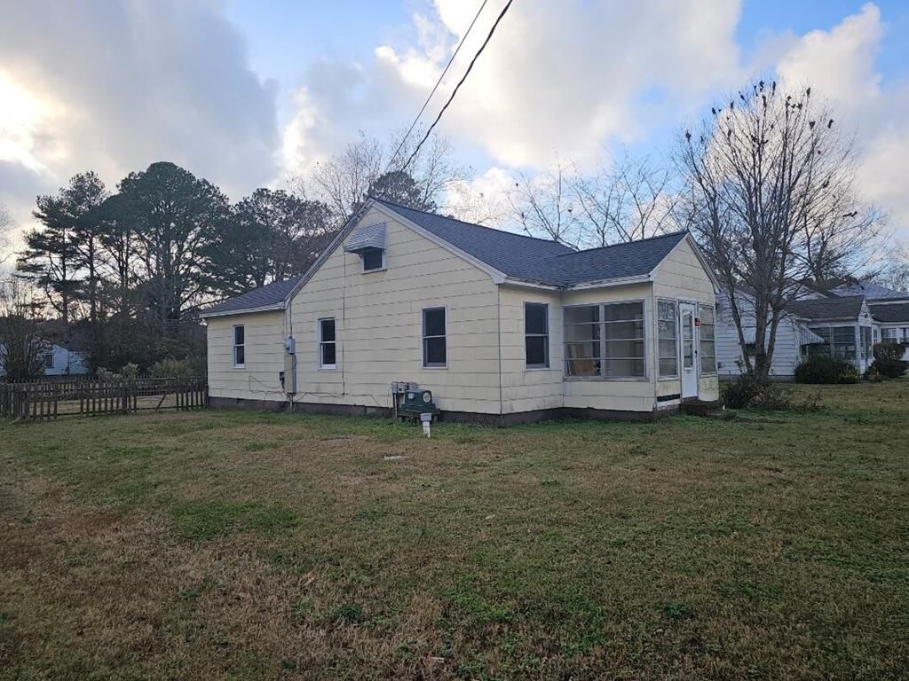 Property Photo:  19504 Ridge Ave  VA 23410 