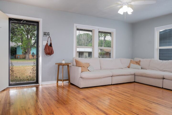 Property Photo:  607 Leland St  TX 78028 