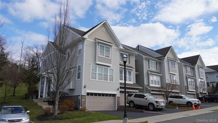 Property Photo: 1402 Hawthorn Way NY 12553