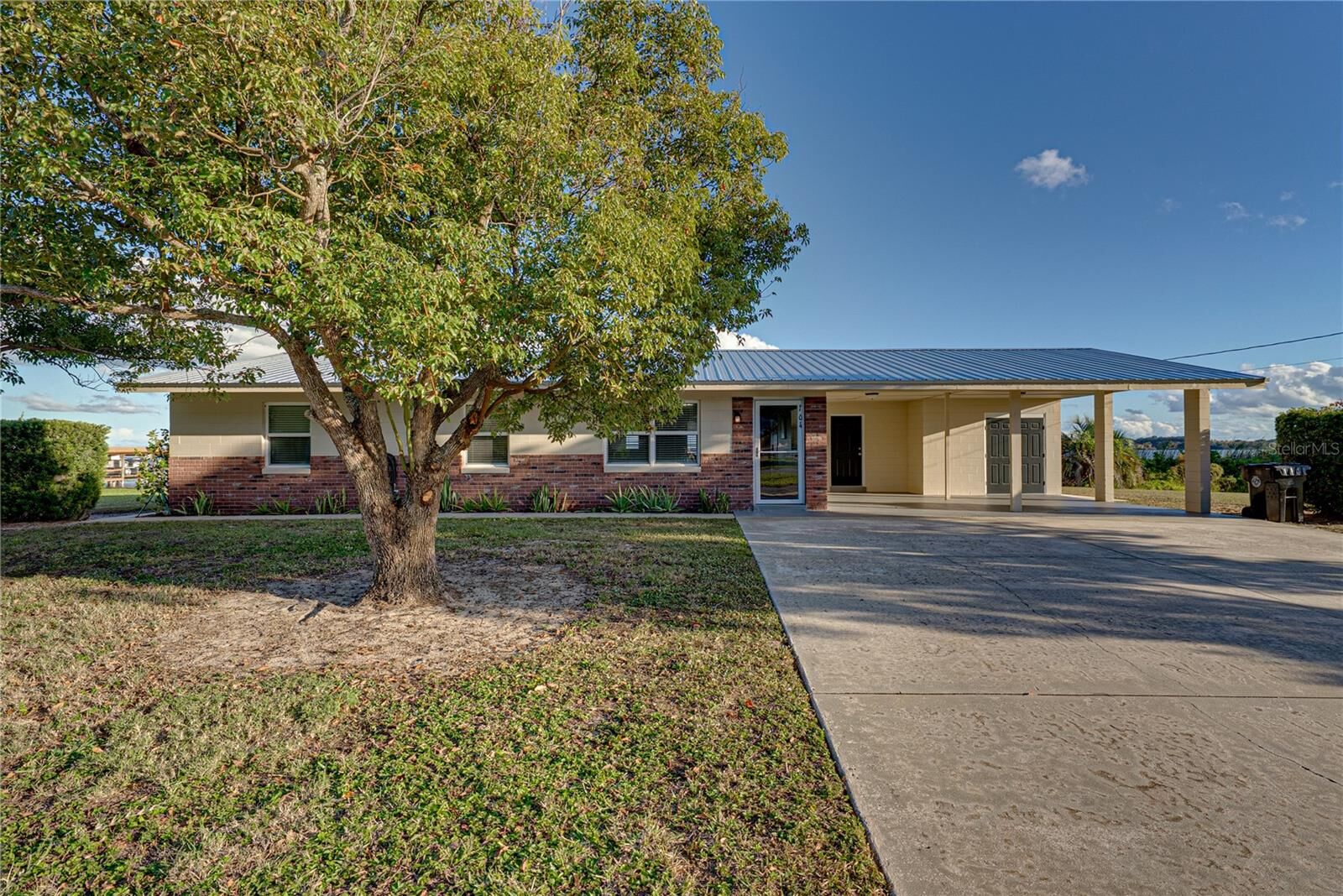 Property Photo:  104 N Lake Reedy Boulevard  FL 33843 