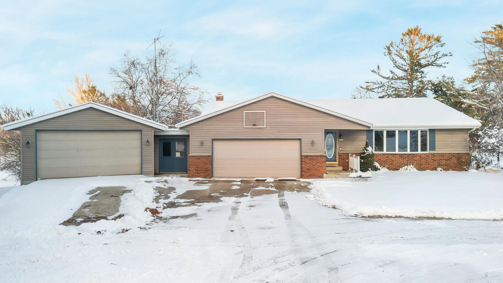Property Photo:  3155 Calumet Dr  WI 53083 