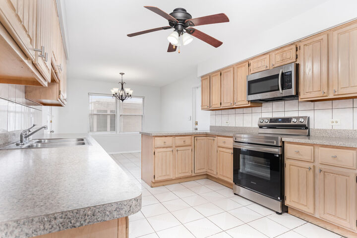 Property Photo: 2913 Kensington Avenue IL 60154