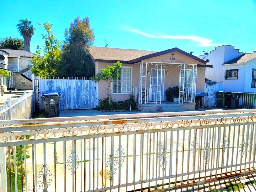 Property Photo:  860 W 73rd St.  CA 90044 