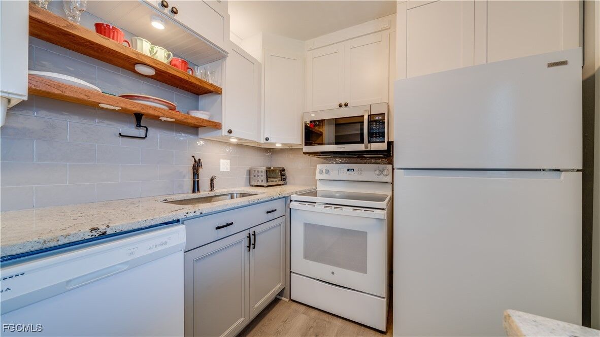 Property Photo:  1115 Tropic Terrace Fl  FL 33903 