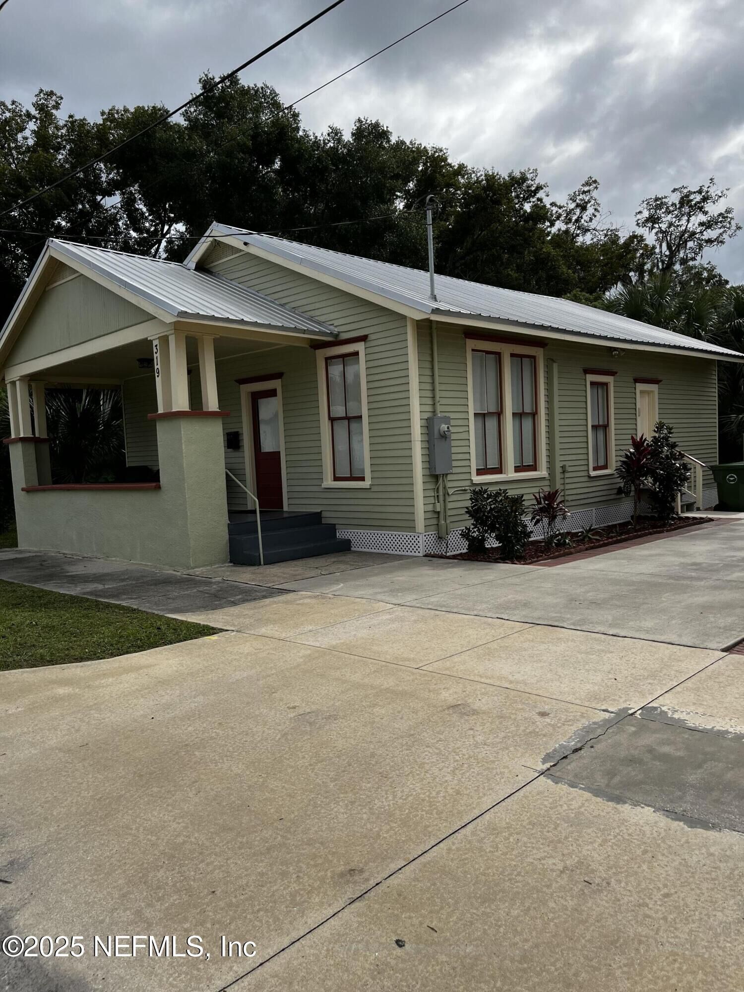 Property Photo: 319 Kirkland Street FL 32177
