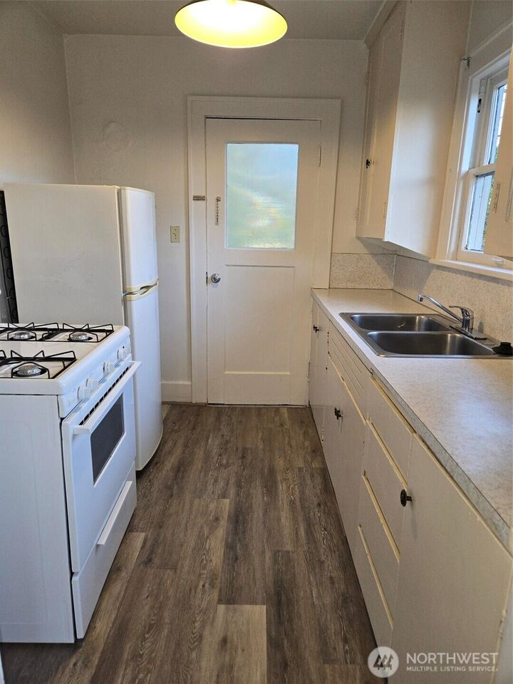 Property Photo:  500  Gladstone Street  WA 98225 