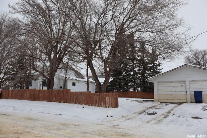 Property Photo:  102 1st Avenue E  SK S0H 0Z0 