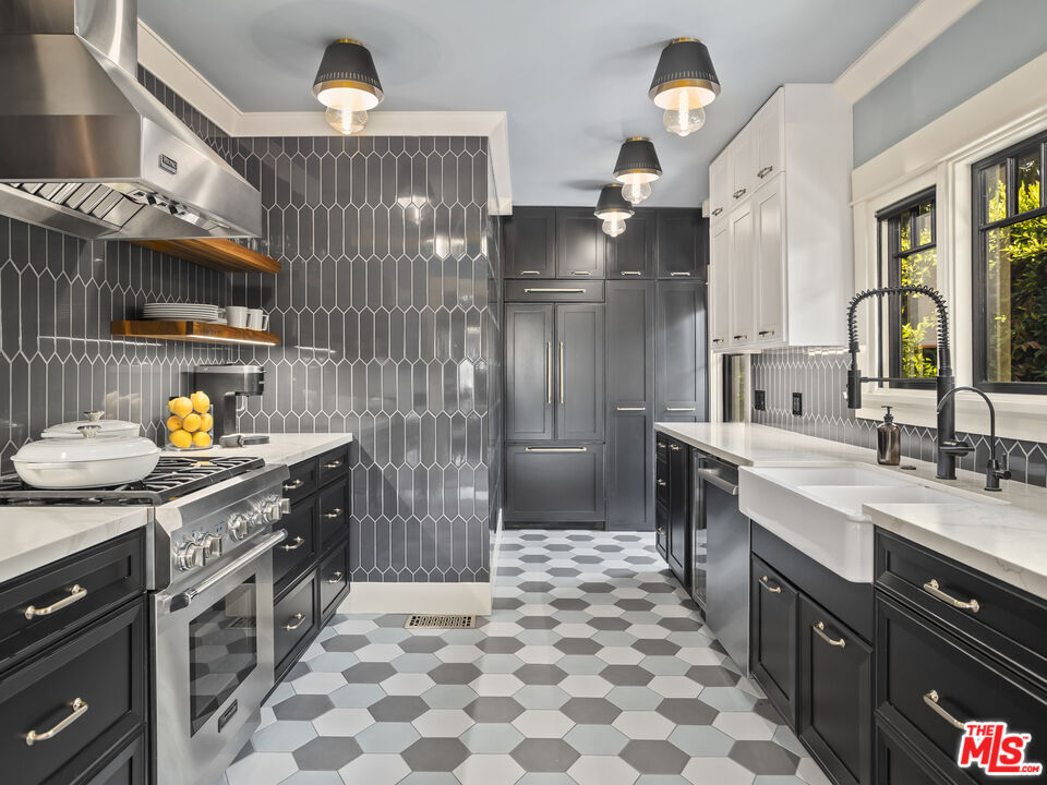 Property Photo:  1528 N Curson Ave  CA 90046 