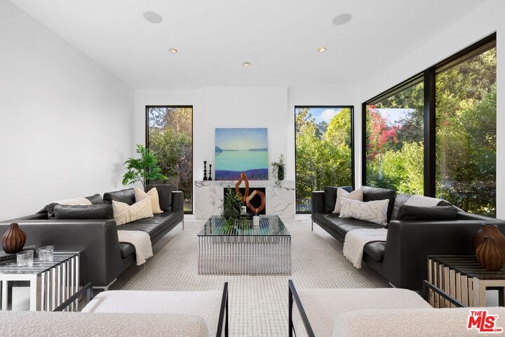 Property Photo:  10558 Fontenelle Way  CA 90077 