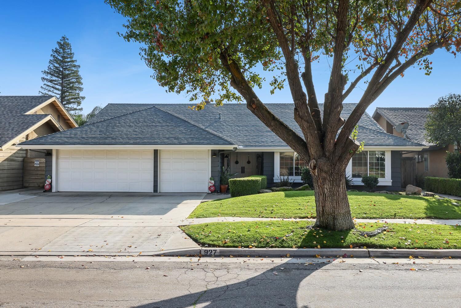 Property Photo:  927 E Decatur Avenue  CA 93720 