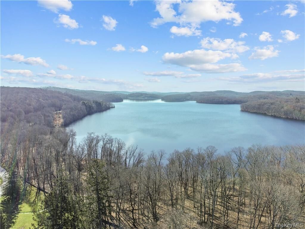 Property Photo:  305 Vista On The Lake  NY 10512 
