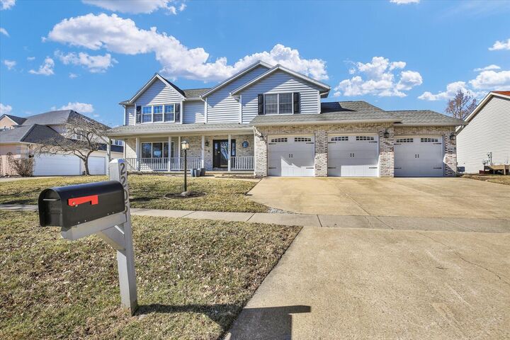 Property Photo: 2205 Edgewater Place IL 61822