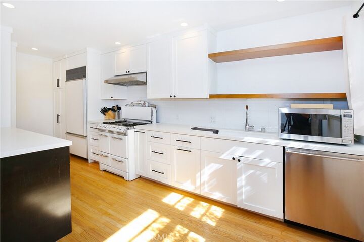 Property Photo: 1113 Amoroso Place CA 90291