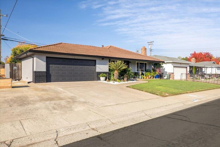 Property Photo: 4024 Fotos Court CA 95820