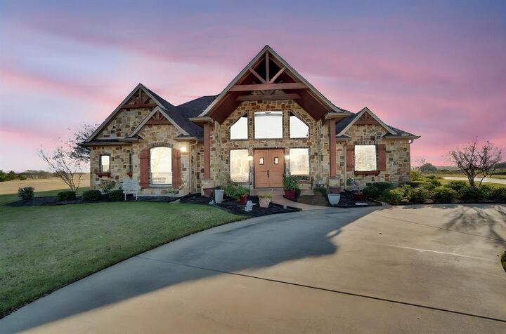 Property Photo: 217 Hunter Pass TX 75165