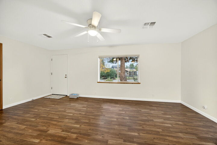 Property Photo: 815 SE 11th Street OR 97526
