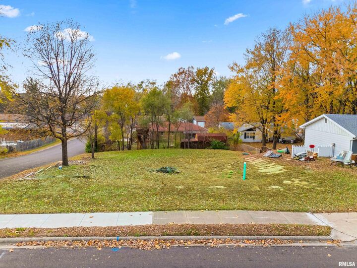 Property Photo:  301 Parkway Lane  IL 61554 