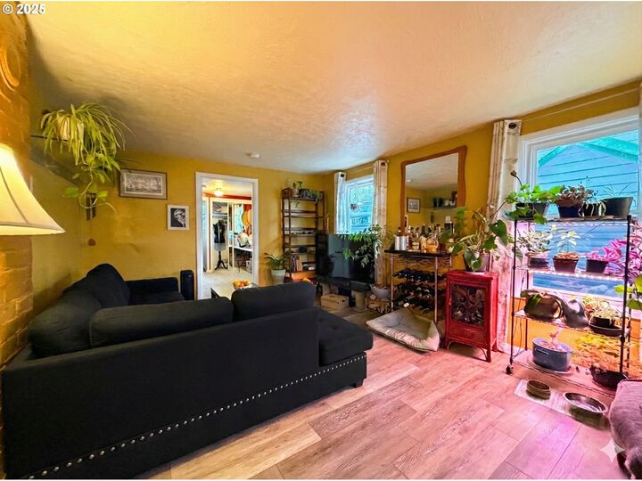 Property Photo:  1018 7th St NW  OR 97304 