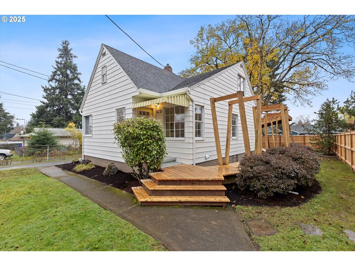 Property Photo: 4830 NE 60th Ave OR 97218