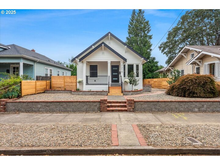 Property Photo: 7216 N Ivanhoe St OR 97203