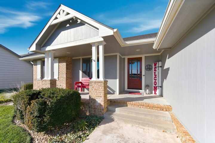 Property Photo: 8210 W Palmetto Cir KS 67205