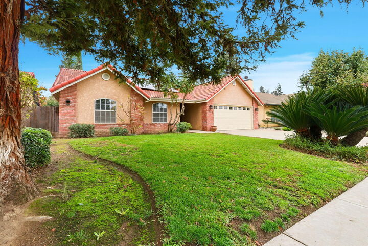 Property Photo: 1126 N Crenshaw Street CA 93291