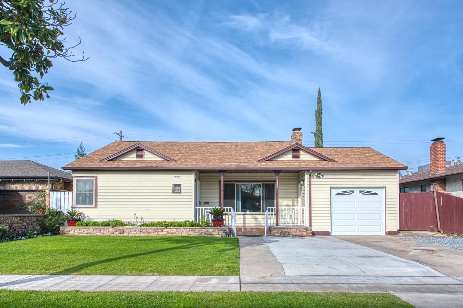 Property Photo:  542 W Harvard  CA 93705 