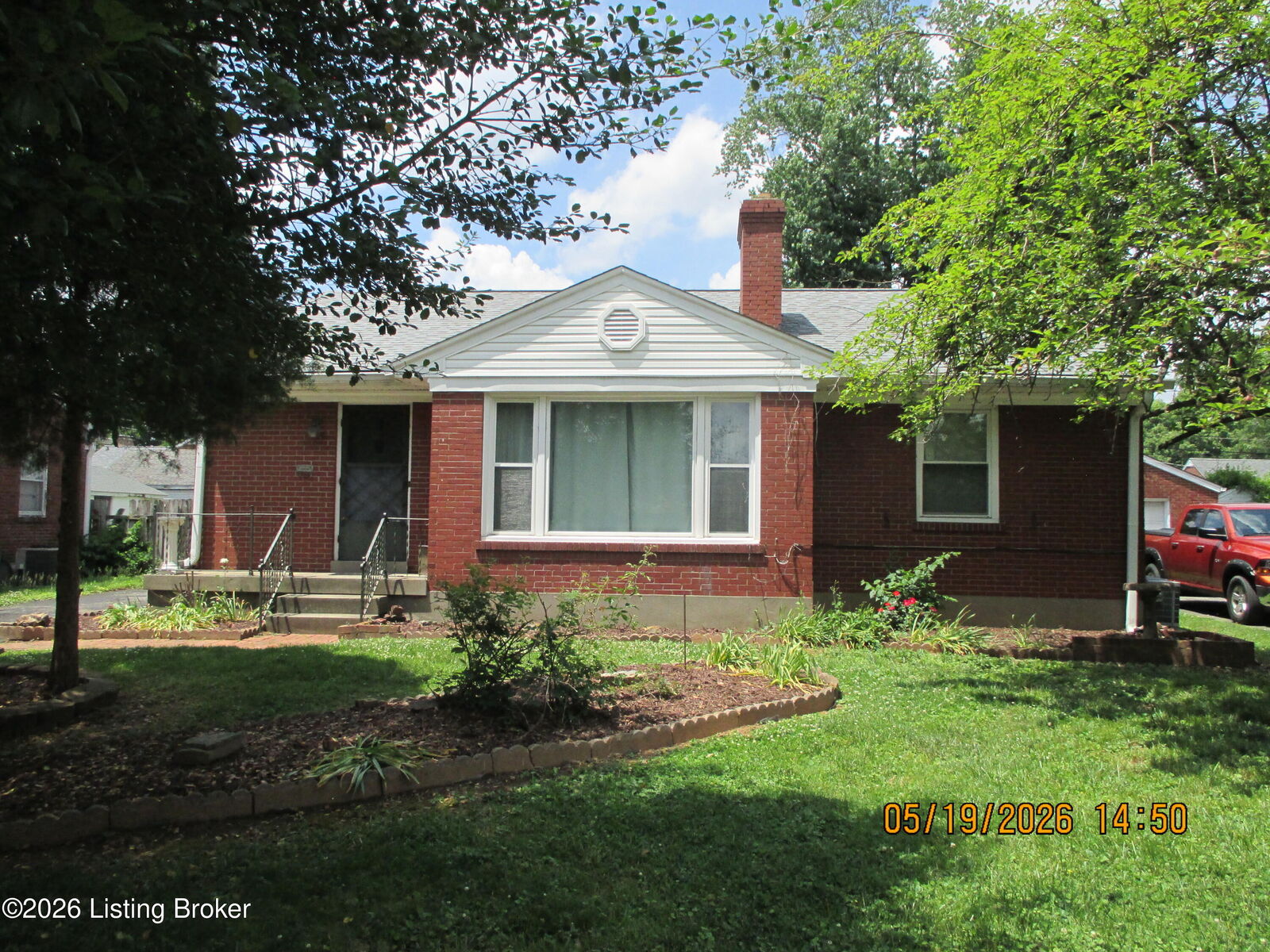 Property Photo: 2509 Gardiner Ln KY 40205