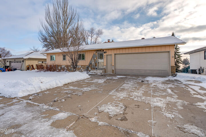 Property Photo:  601 Interstate Avenue W  ND 58503 