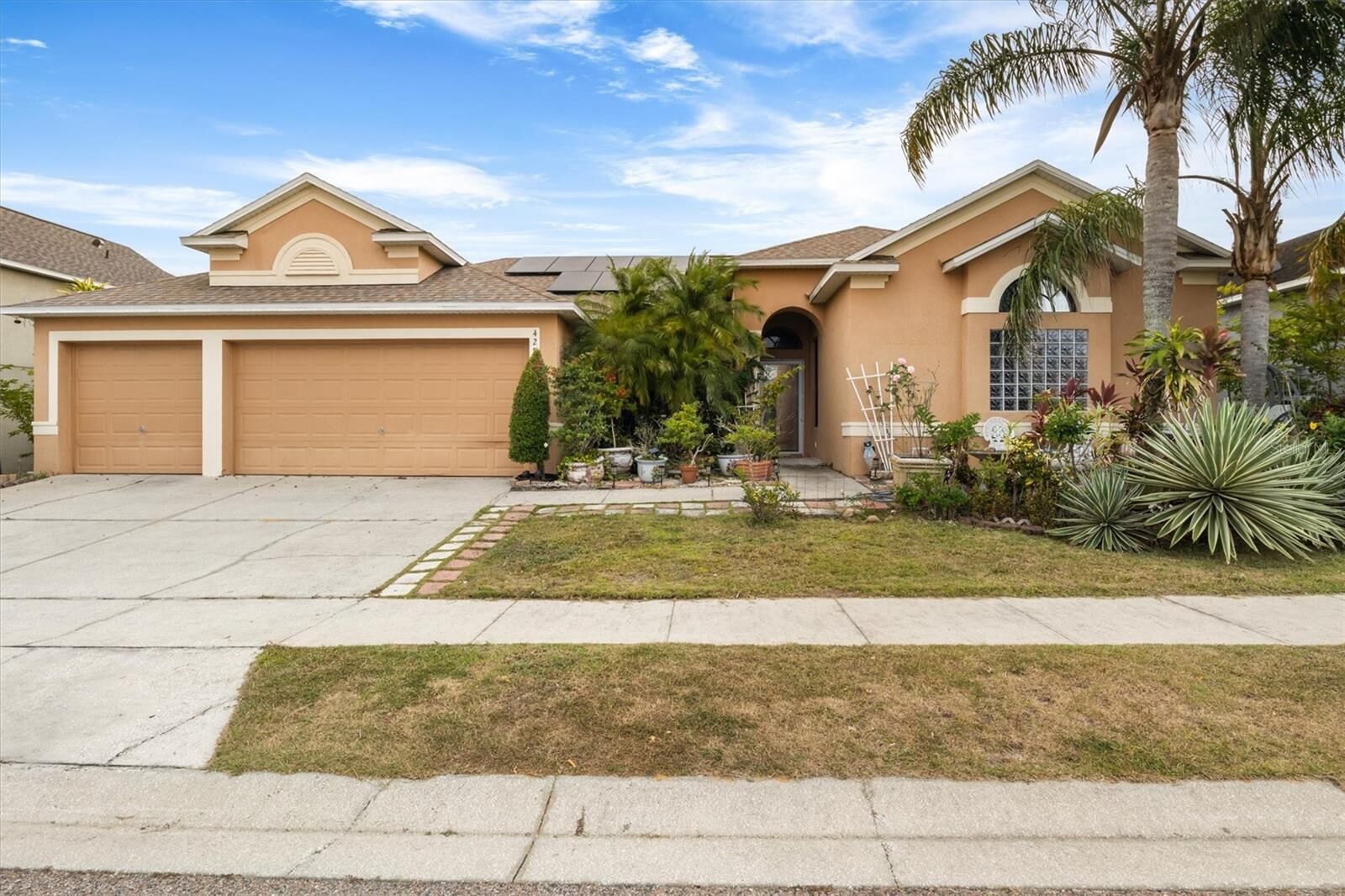 Property Photo: 428 Coventry Road FL 33897