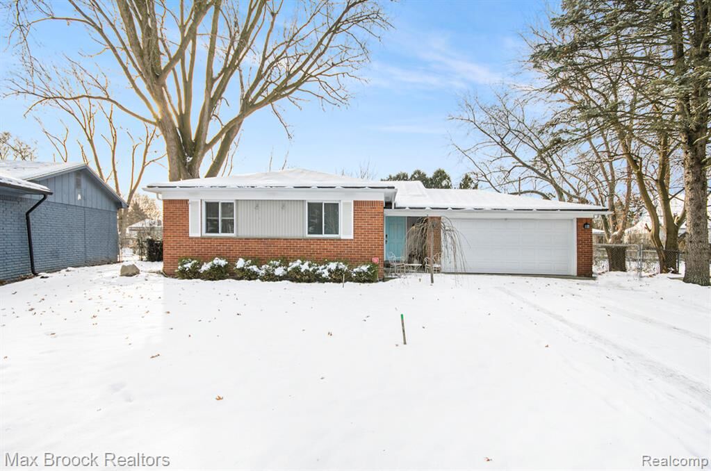 Property Photo:  720 Hamlet Court  MI 48326 3477 