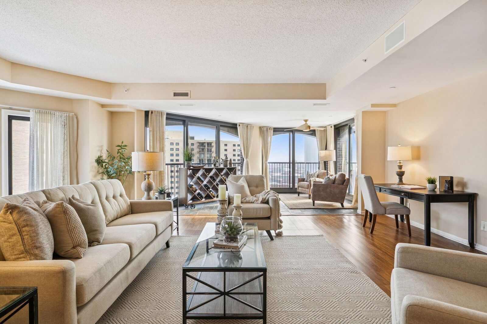 Property Photo:  1235 Yale Place 1706  MN 55403 