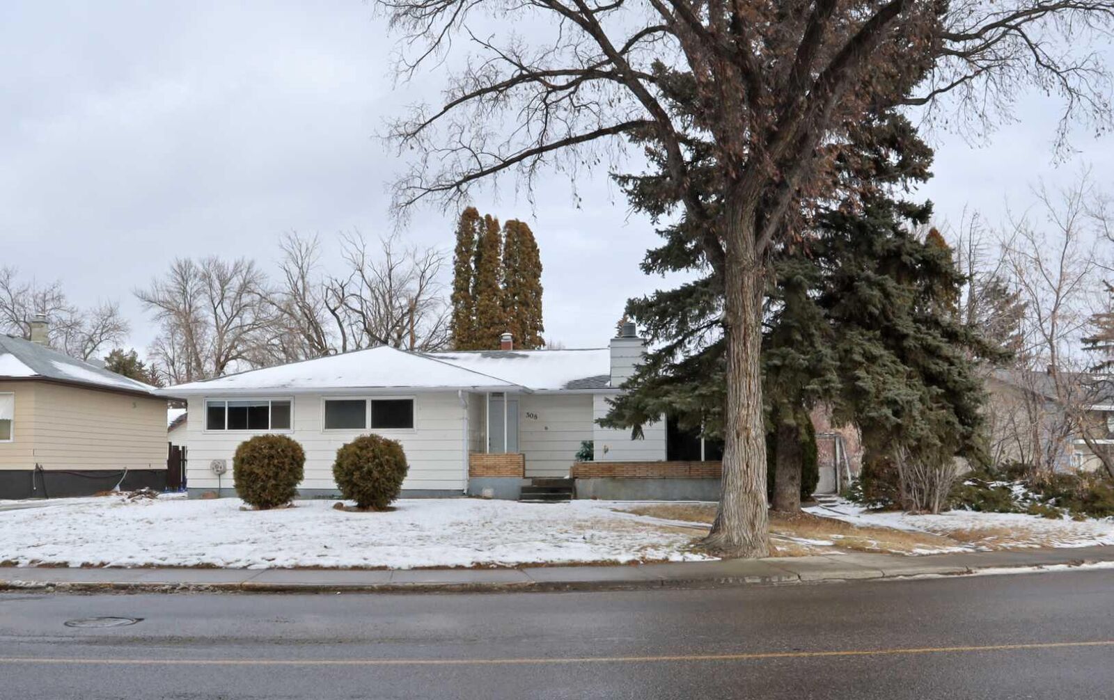 Property Photo:  508 2 Avenue W  AB T1R 0A9 