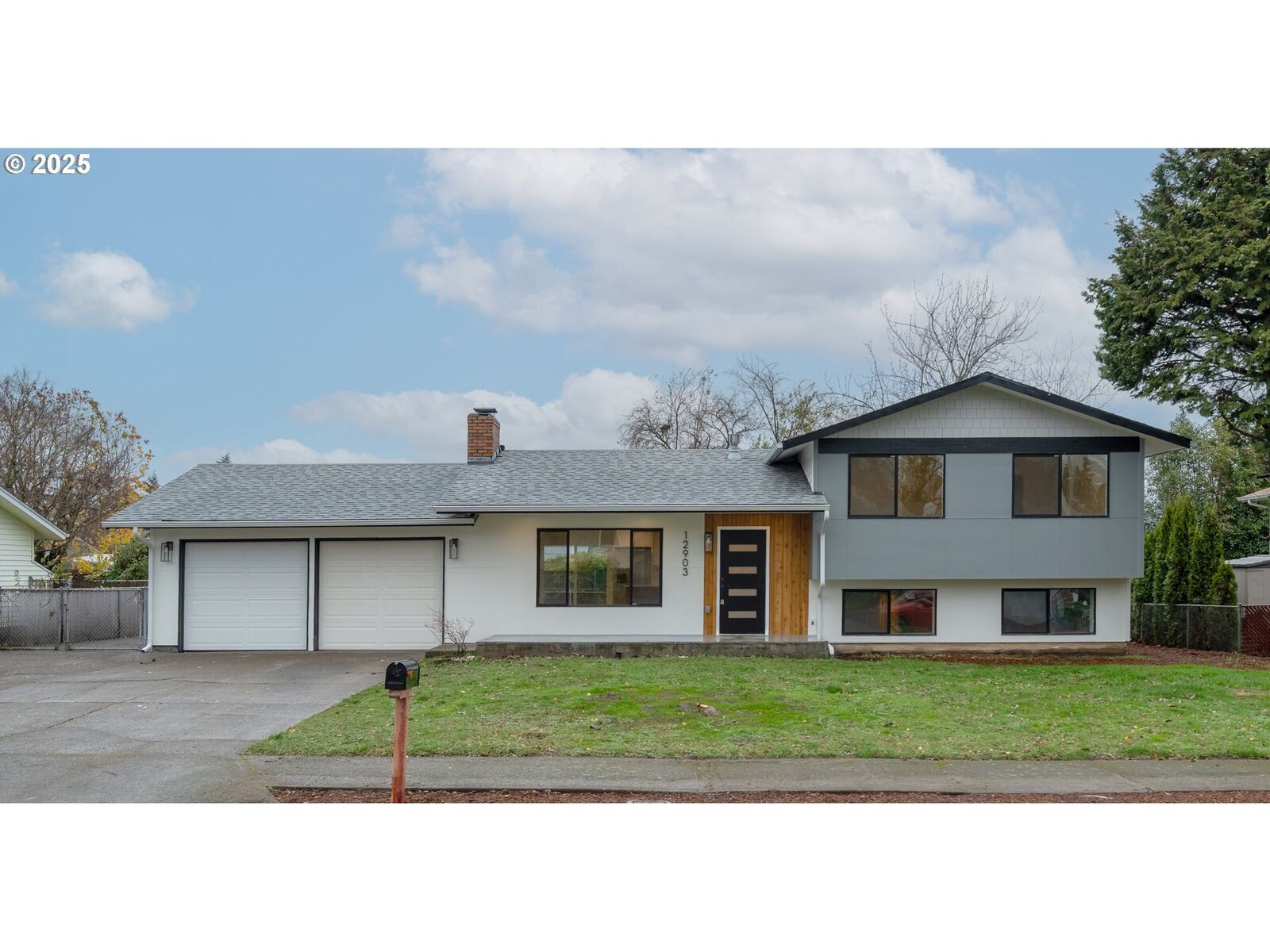 Property Photo:  12903 NE Stanton St  OR 97230 