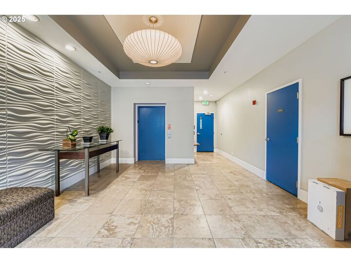 Property Photo: 618 NW 12th Ave 404 OR 97209