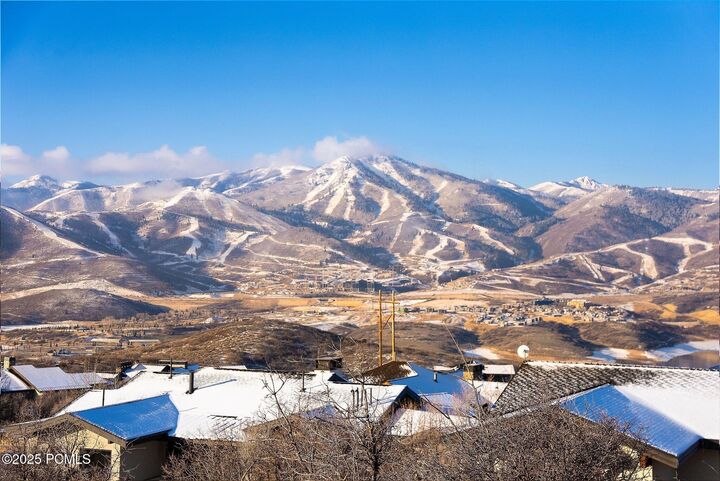 Property Photo: 10492 N Forevermore Court UT 84036