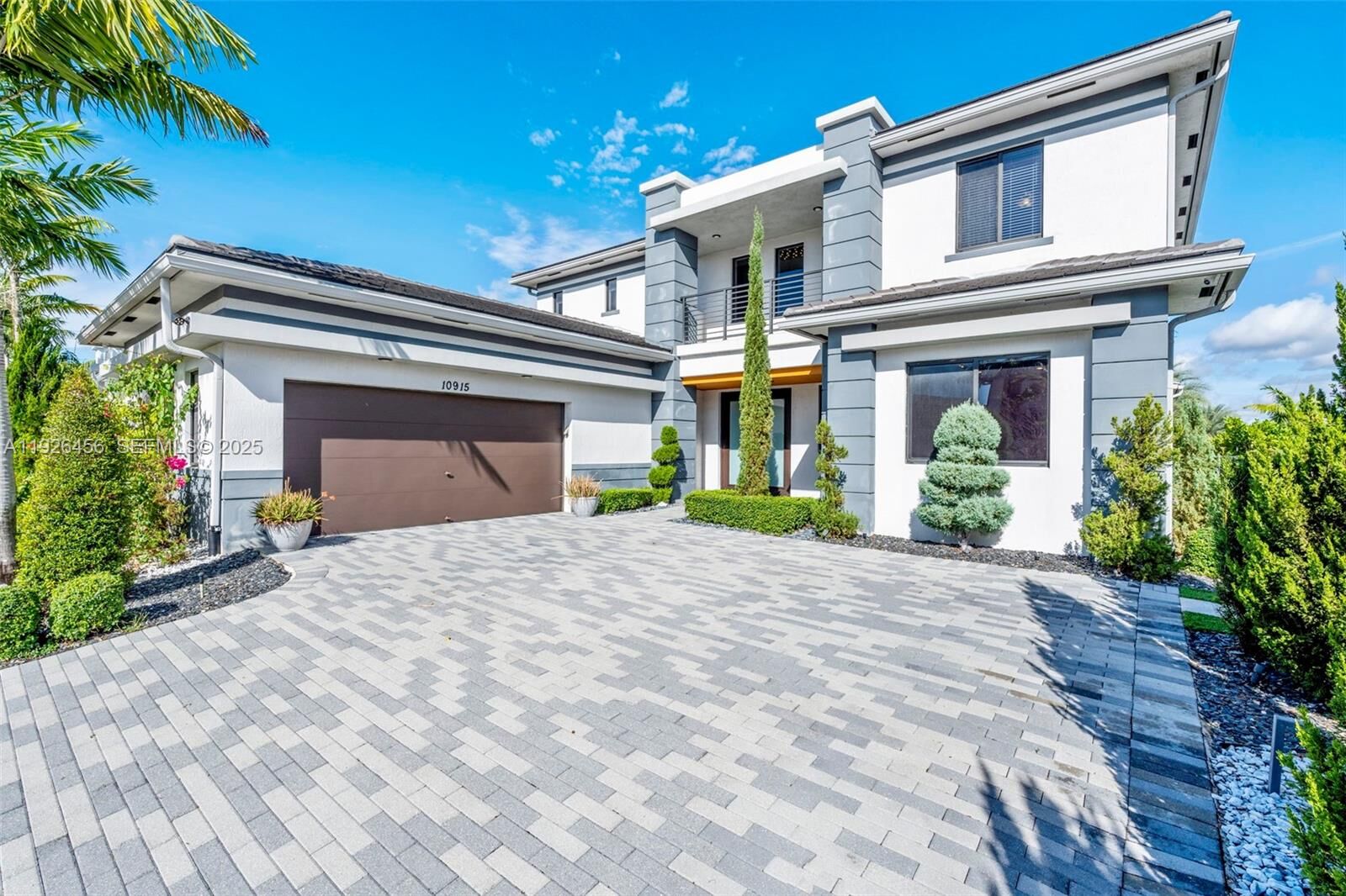 Property Photo: 10915 Moore Dr FL 33076