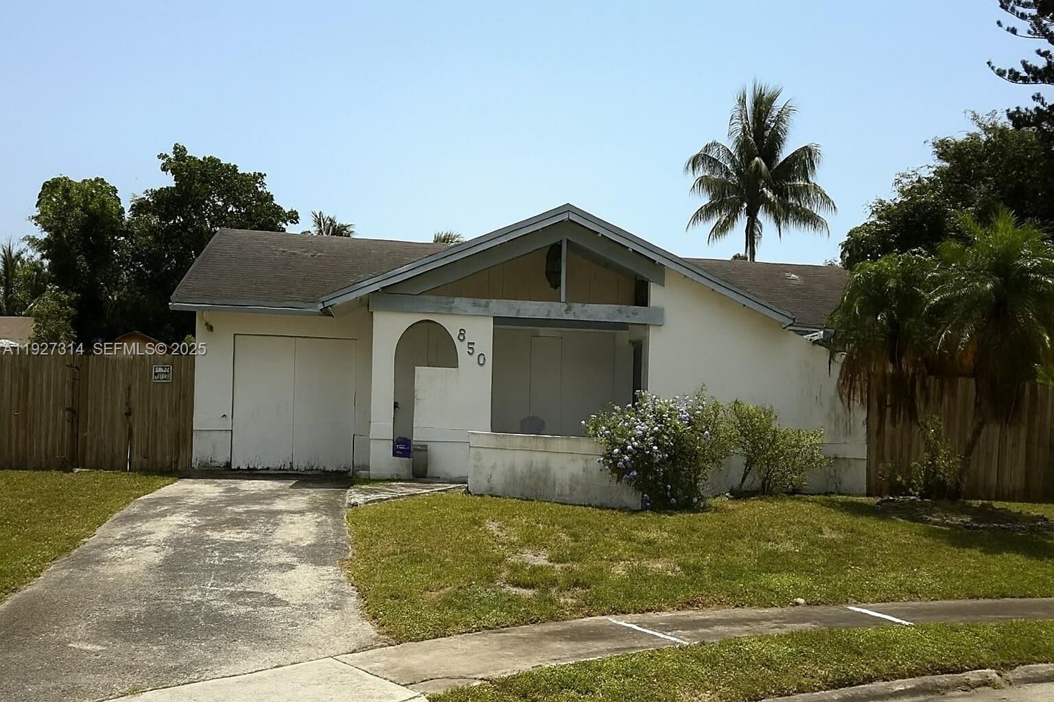 Property Photo: 850 SW 55th Way FL 33068