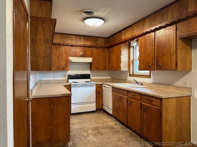 Property Photo: 906 NW 1st Street OK 74467