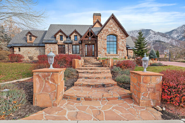 Property Photo: 986 N Sunbrook Cir UT 84004