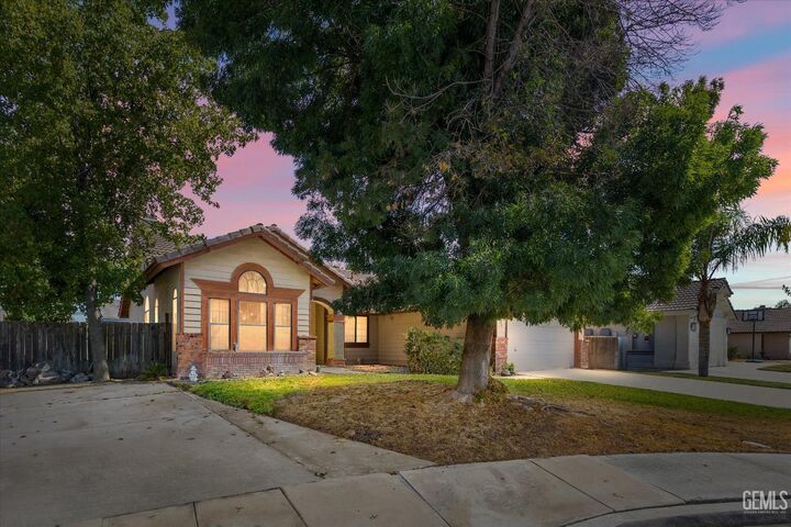 Property Photo: 6910 Safflower Court CA 93313