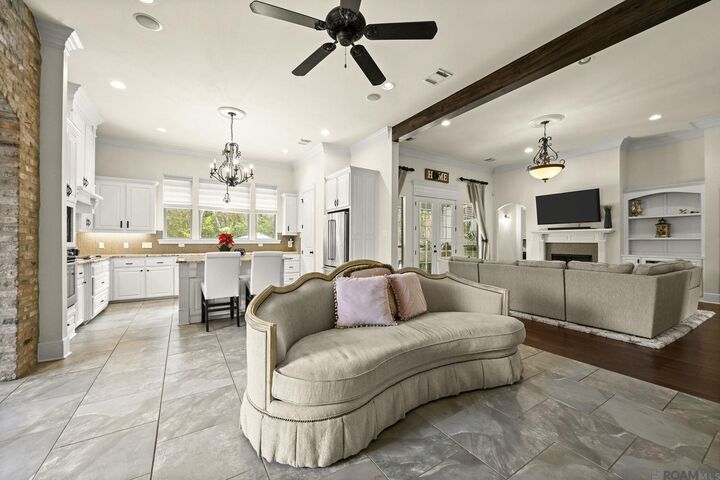 Property Photo: 12331 Oak Fields Dr LA 70734