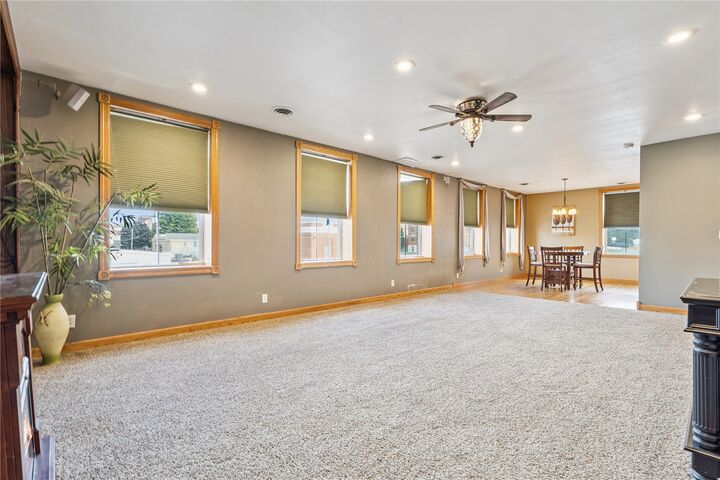 Property Photo:  511 1st Ave  IA 52349 