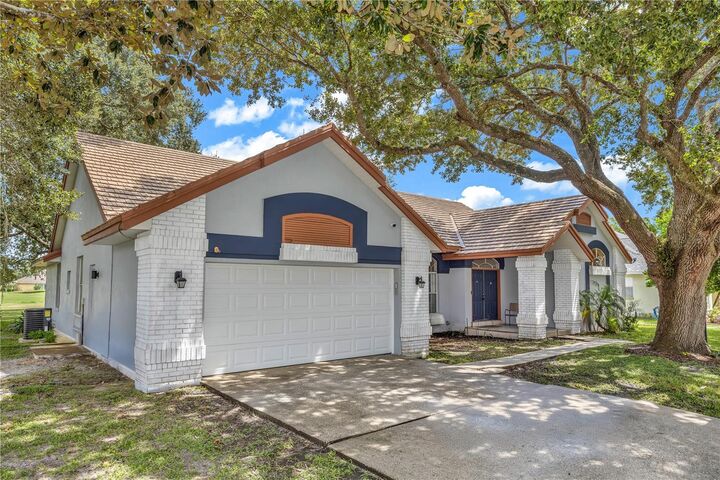 Property Photo: 2827 Ballard Avenue FL 32833